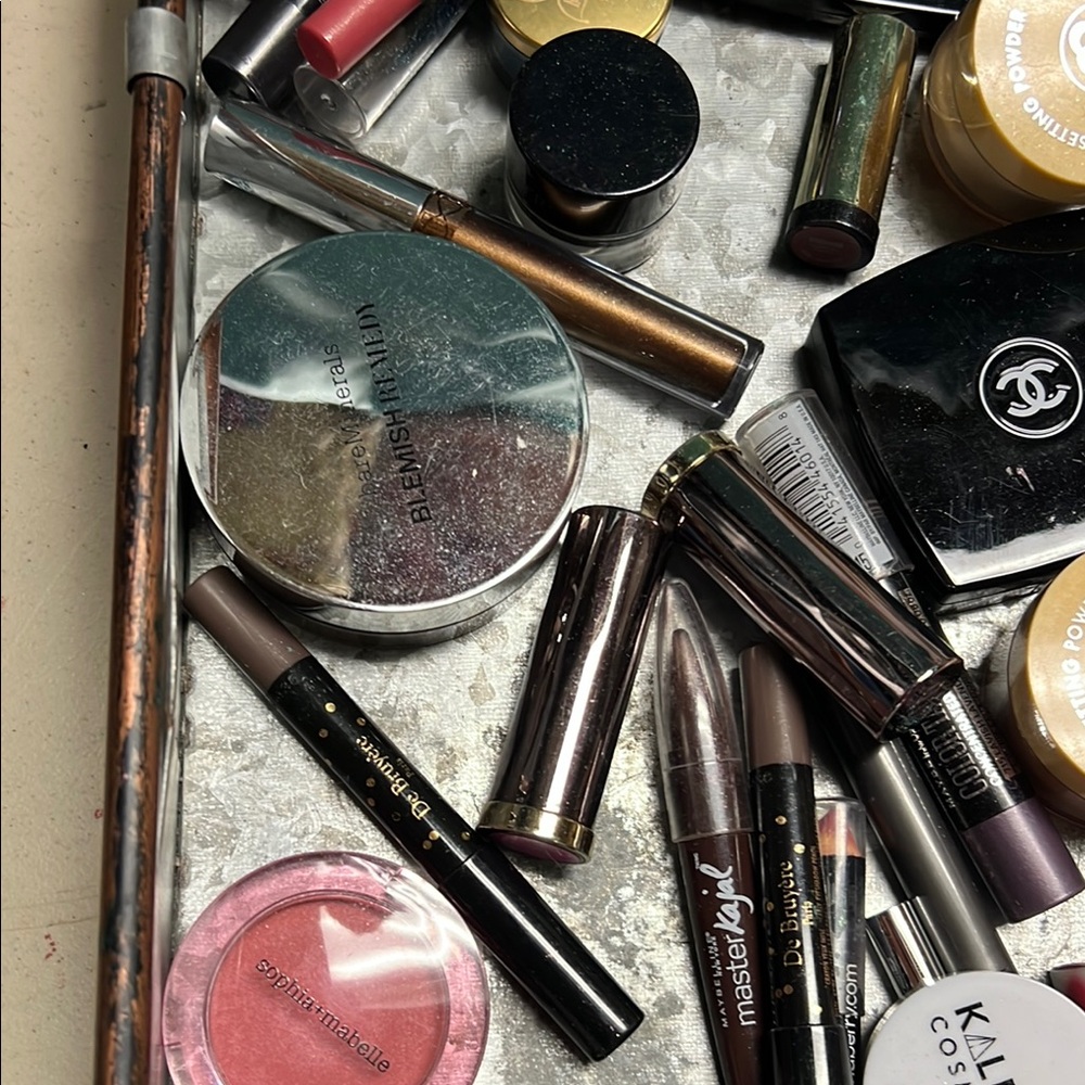 Assorted Makeup Collection - Picture 5 of 12
